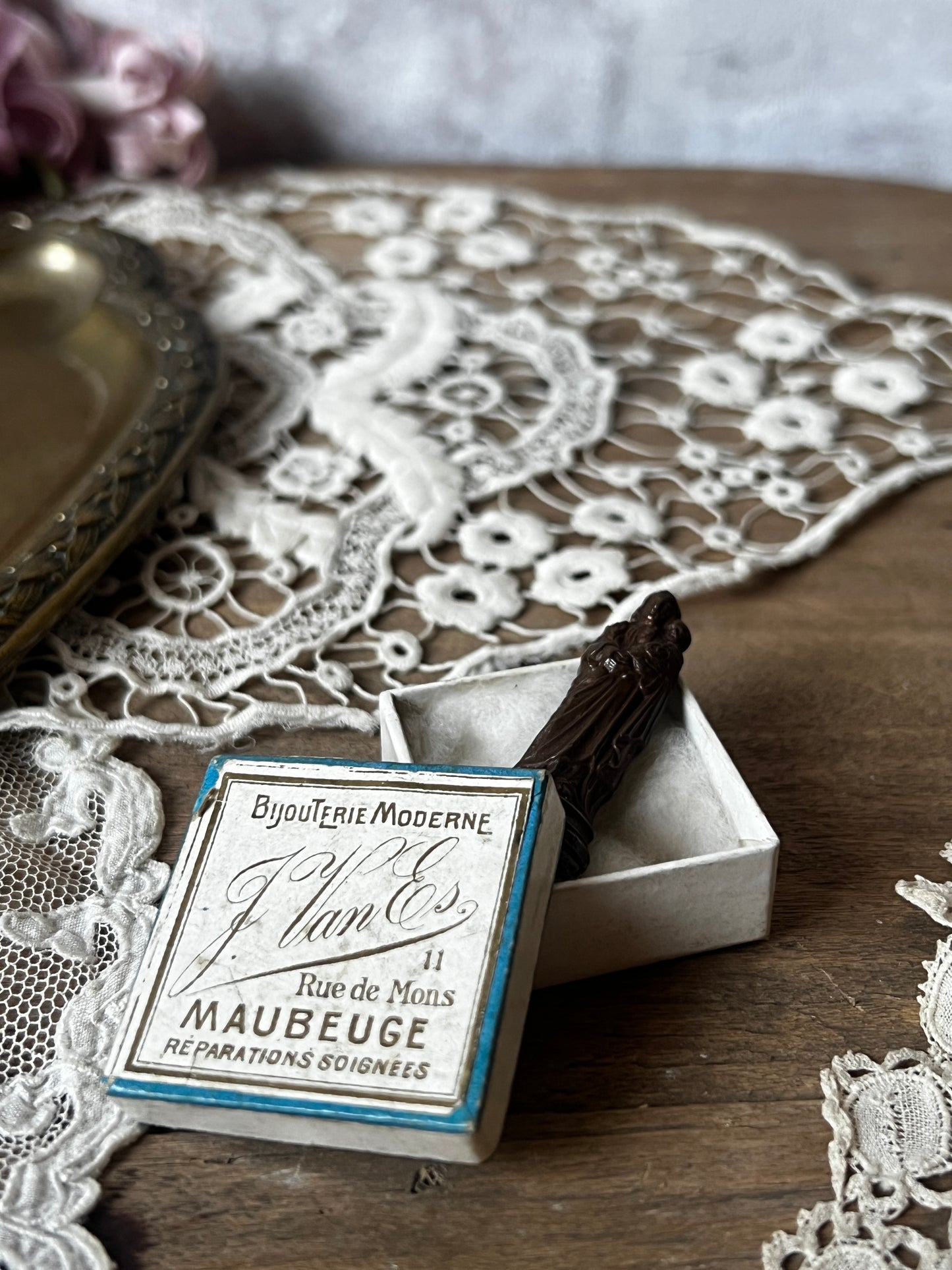 紙箱入りミニチュア母子像