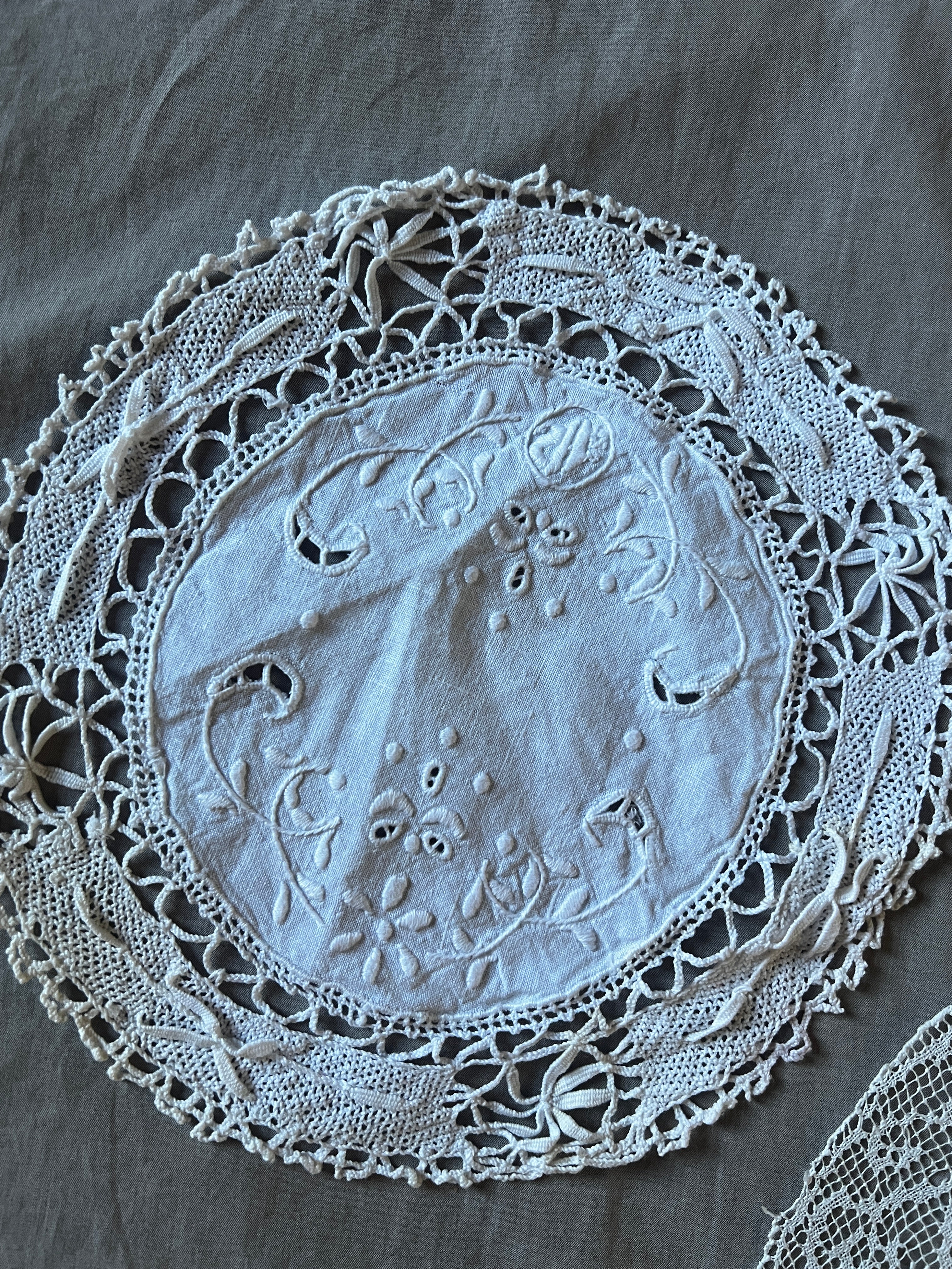 アンティーク 女神と犬のフィレレース レティセラプント刺繍リネンドイリーセット ☆アンティークレース・刺繍セット – France Antique 銀色アンティーク