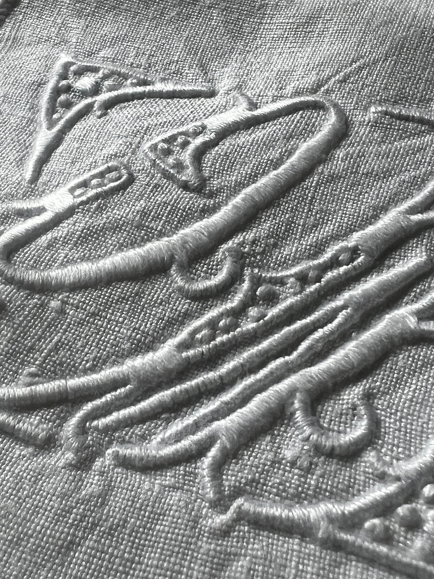 モノグラム刺繍入りクッションカバー