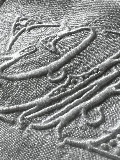 モノグラム刺繍入りクッションカバー