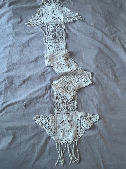 レースと刺繍の飾り布