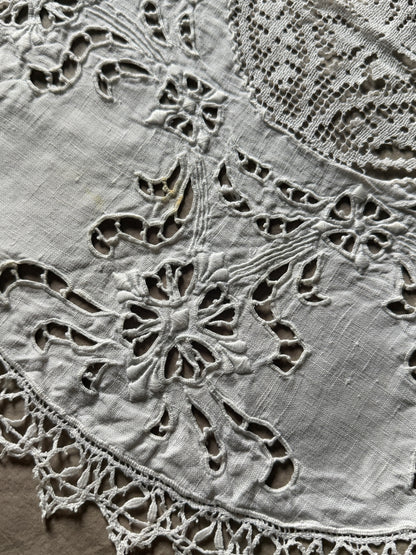 カットワーク刺繍の円形クロス