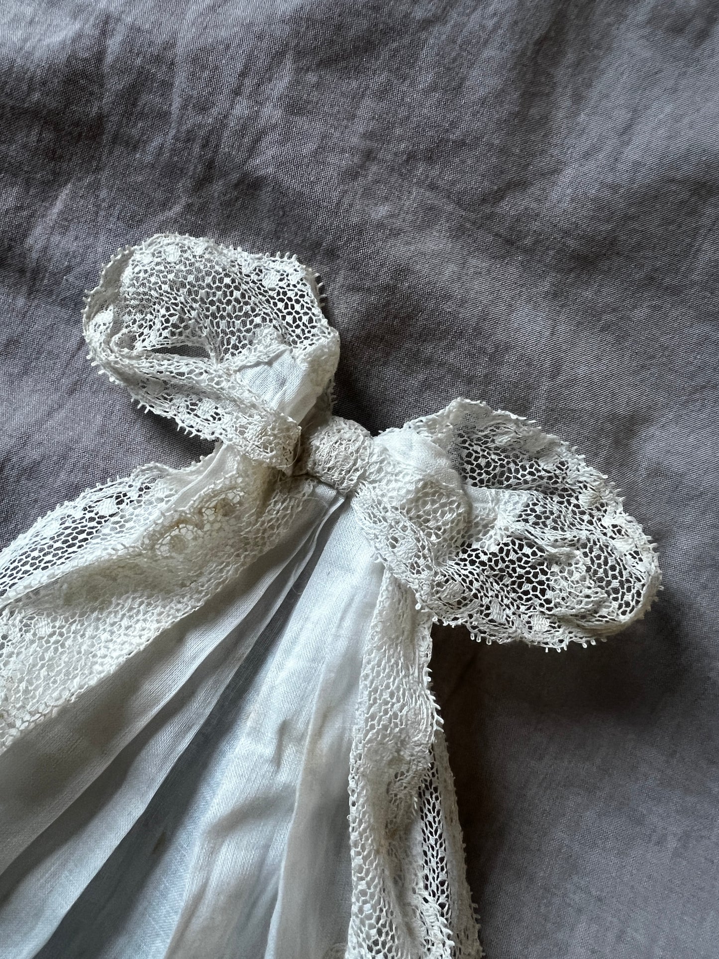 アンティークレース胸元飾り