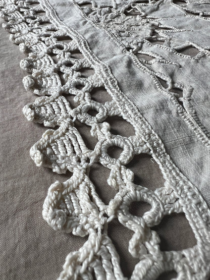 カットワーク刺繍(パピヨン)