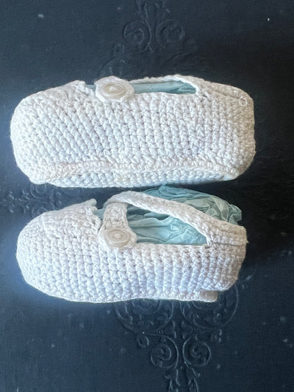 クロシェ編みのベビーシューズ
