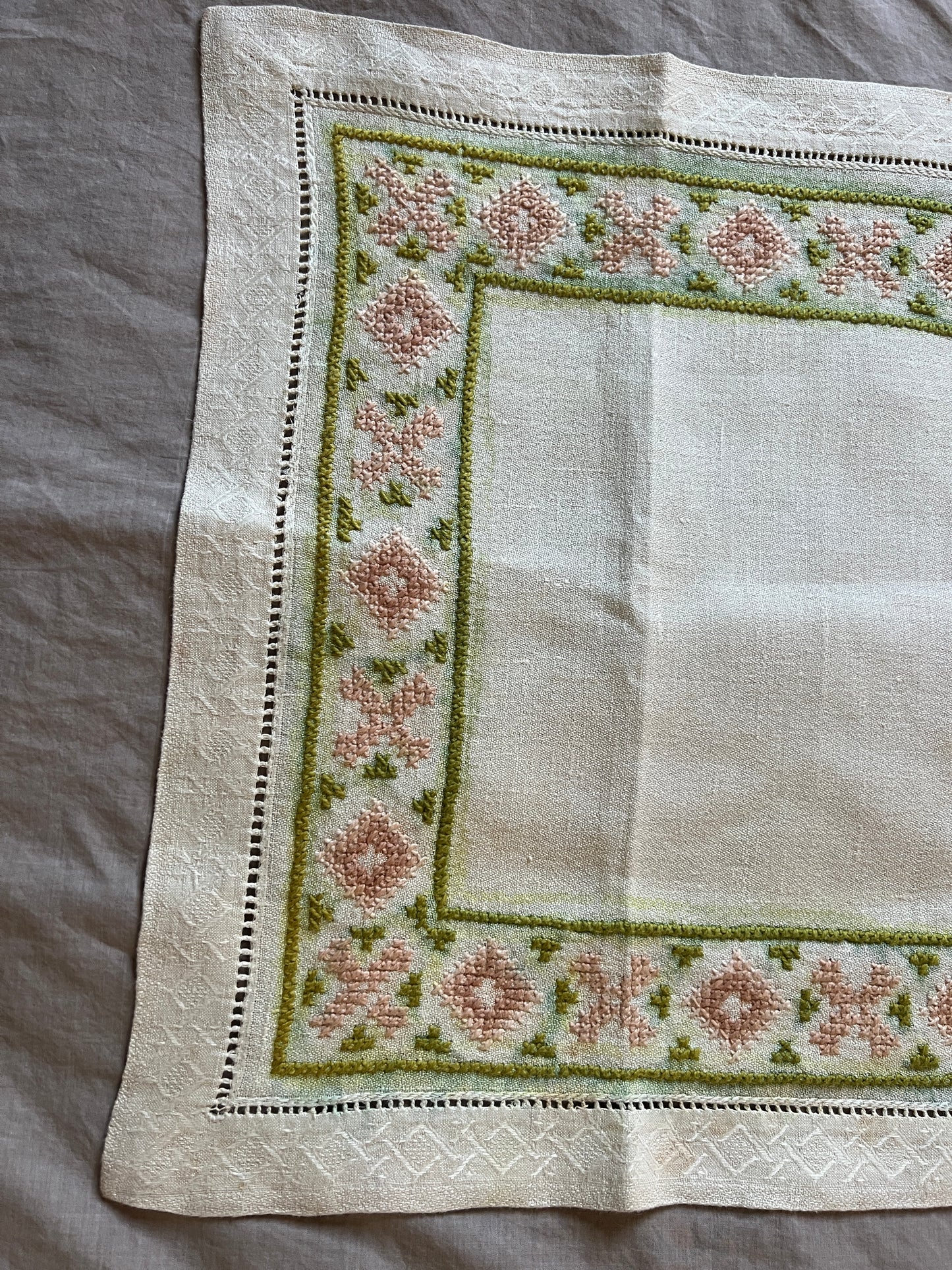 色刺繍クロス