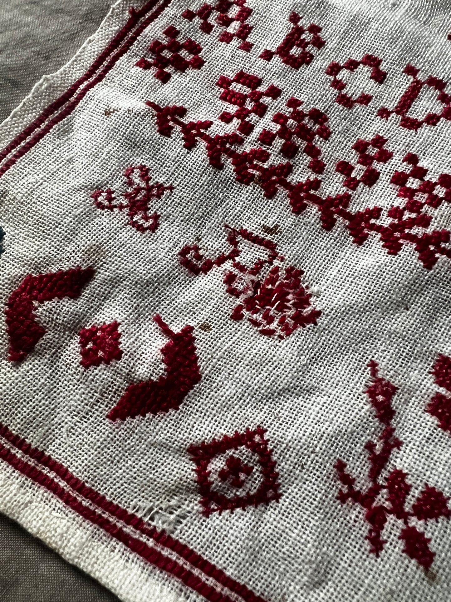 赤糸刺繍サンプラー(JULIE 1901年)