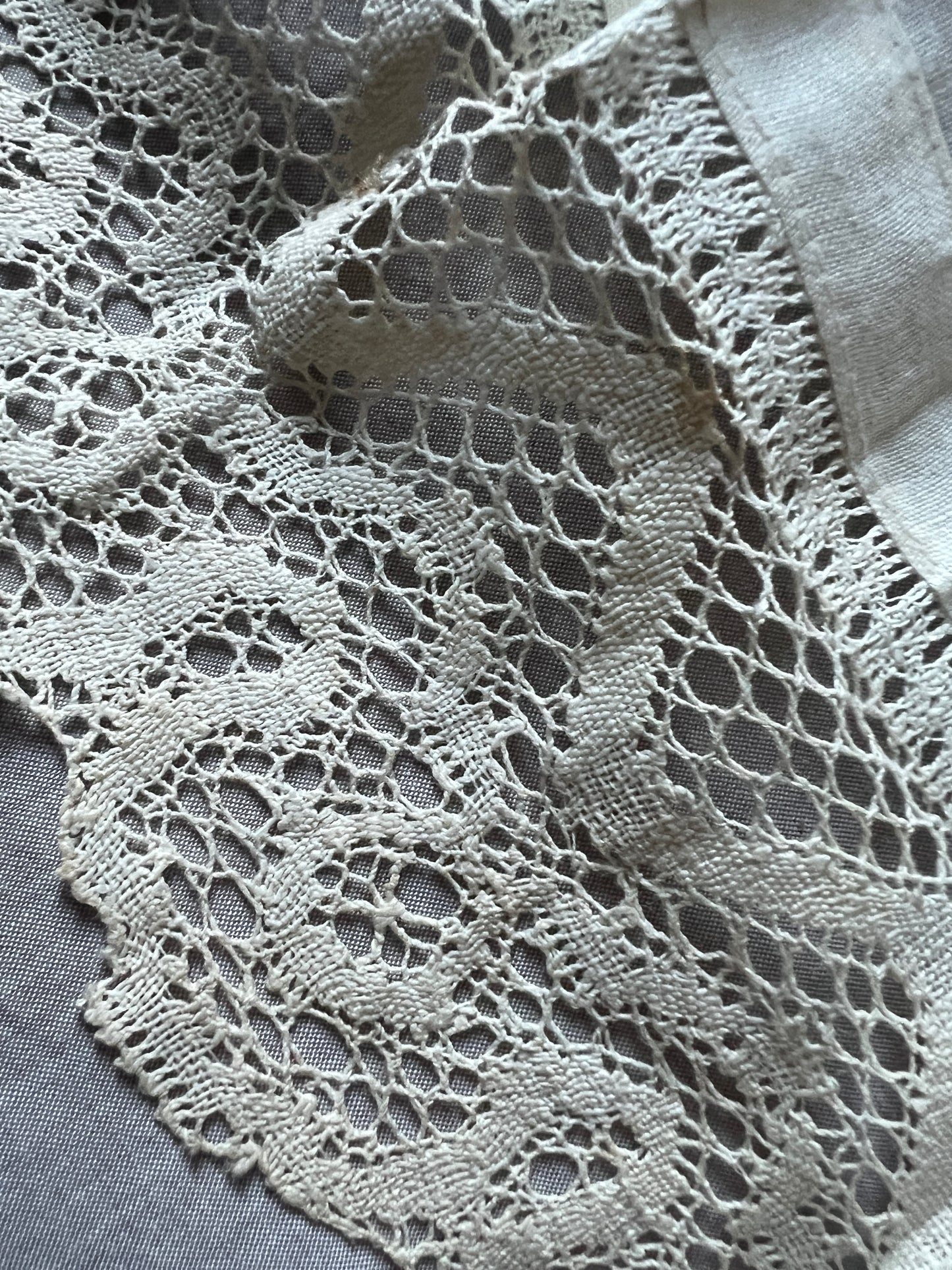 プリーツとレースの裾飾り