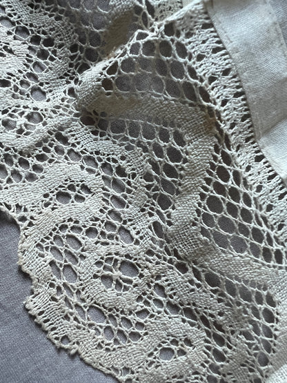 プリーツとレースの裾飾り