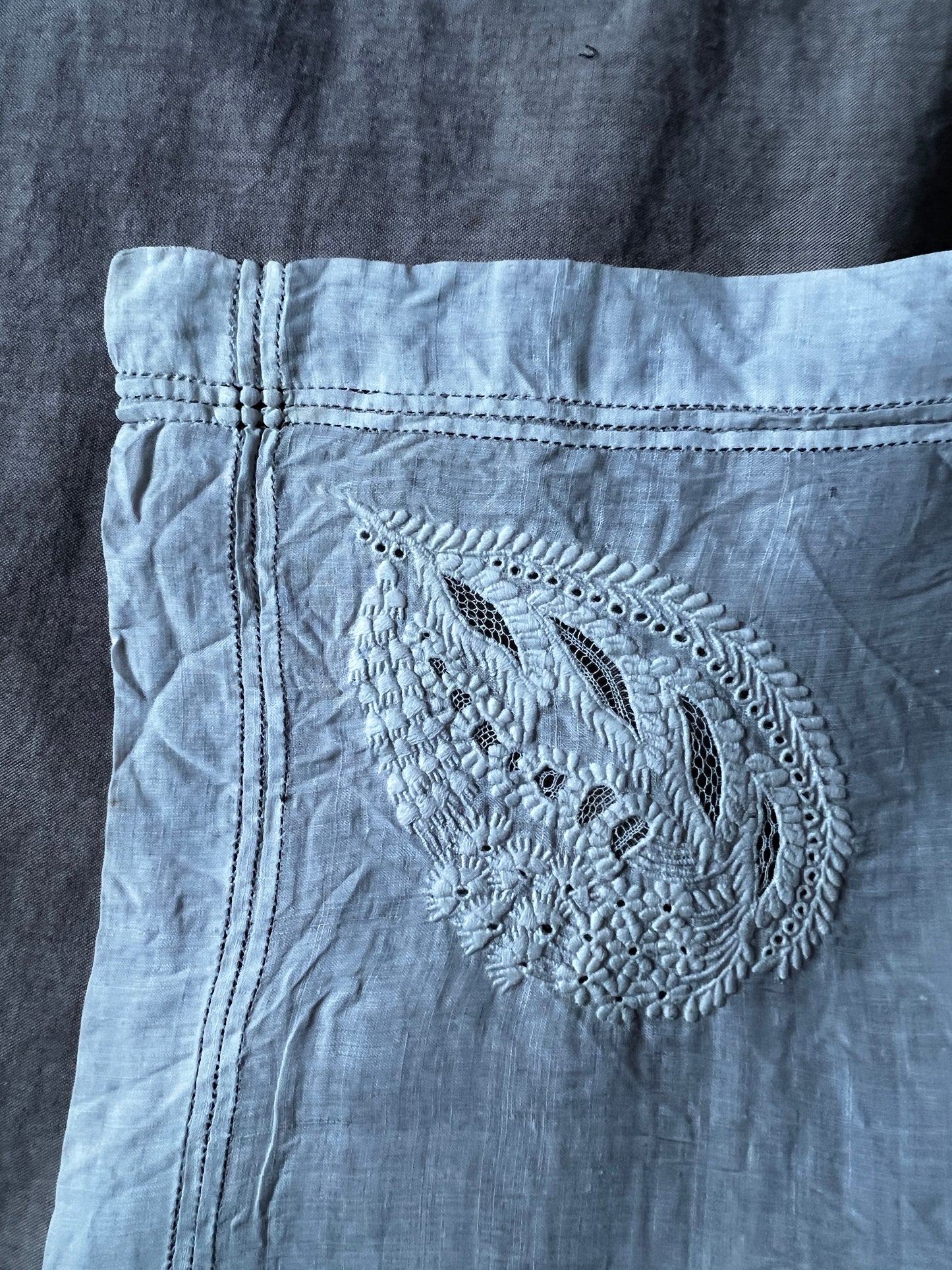 白刺繍大判ハンカチ