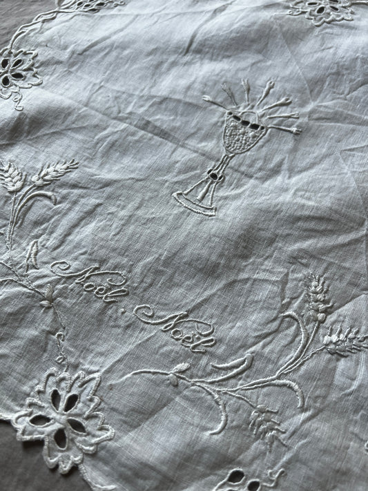 白刺繍のクロス(聖杯)