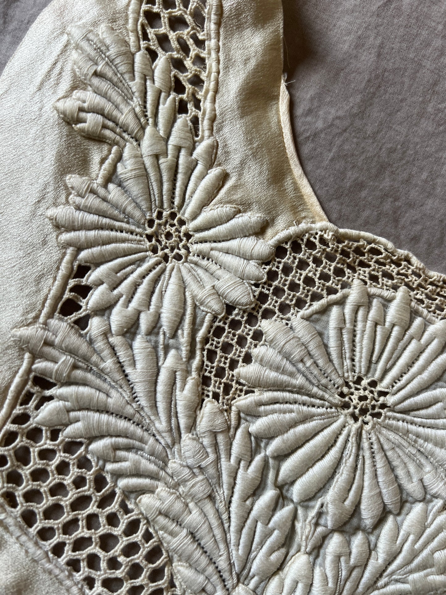 刺繍の胸元飾り端布
