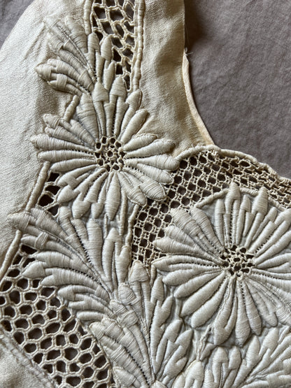刺繍の胸元飾り端布