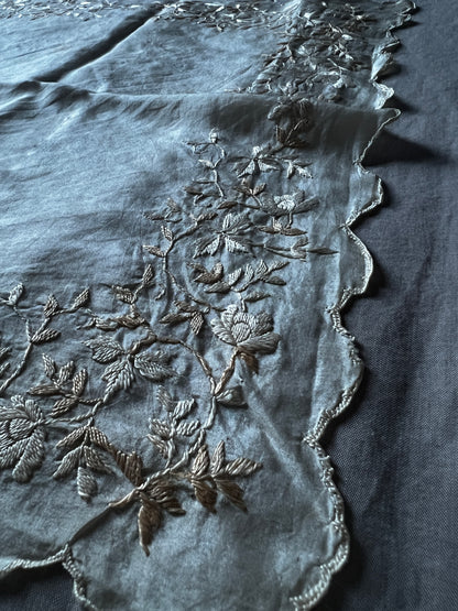 シルクサテンの刺繍ハンカチ