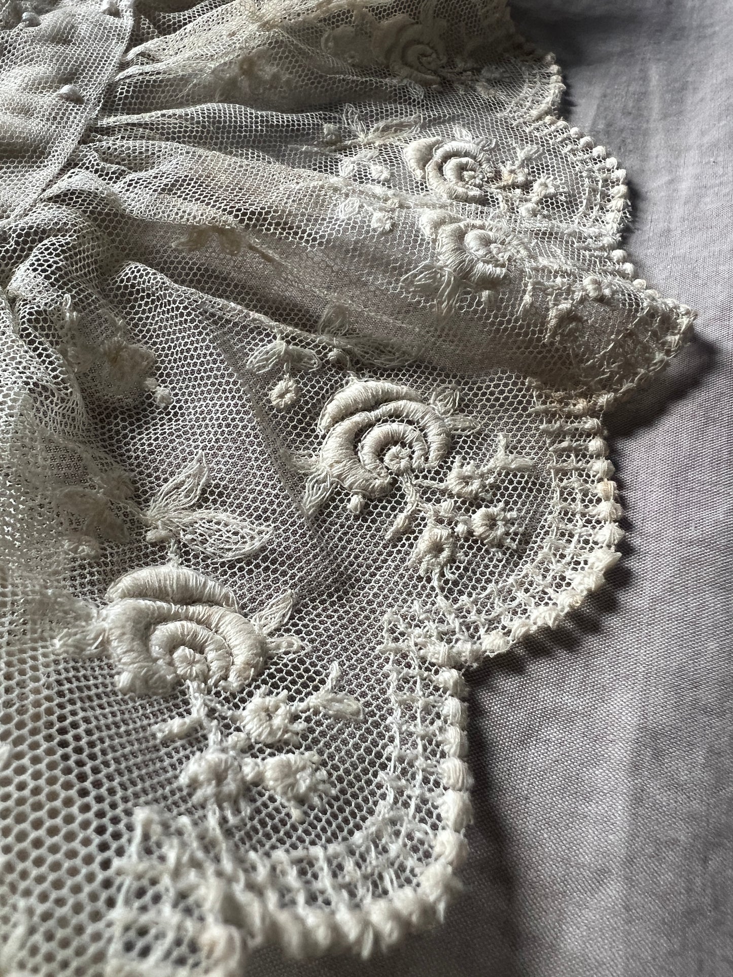 チュール刺繍レース胸元飾り