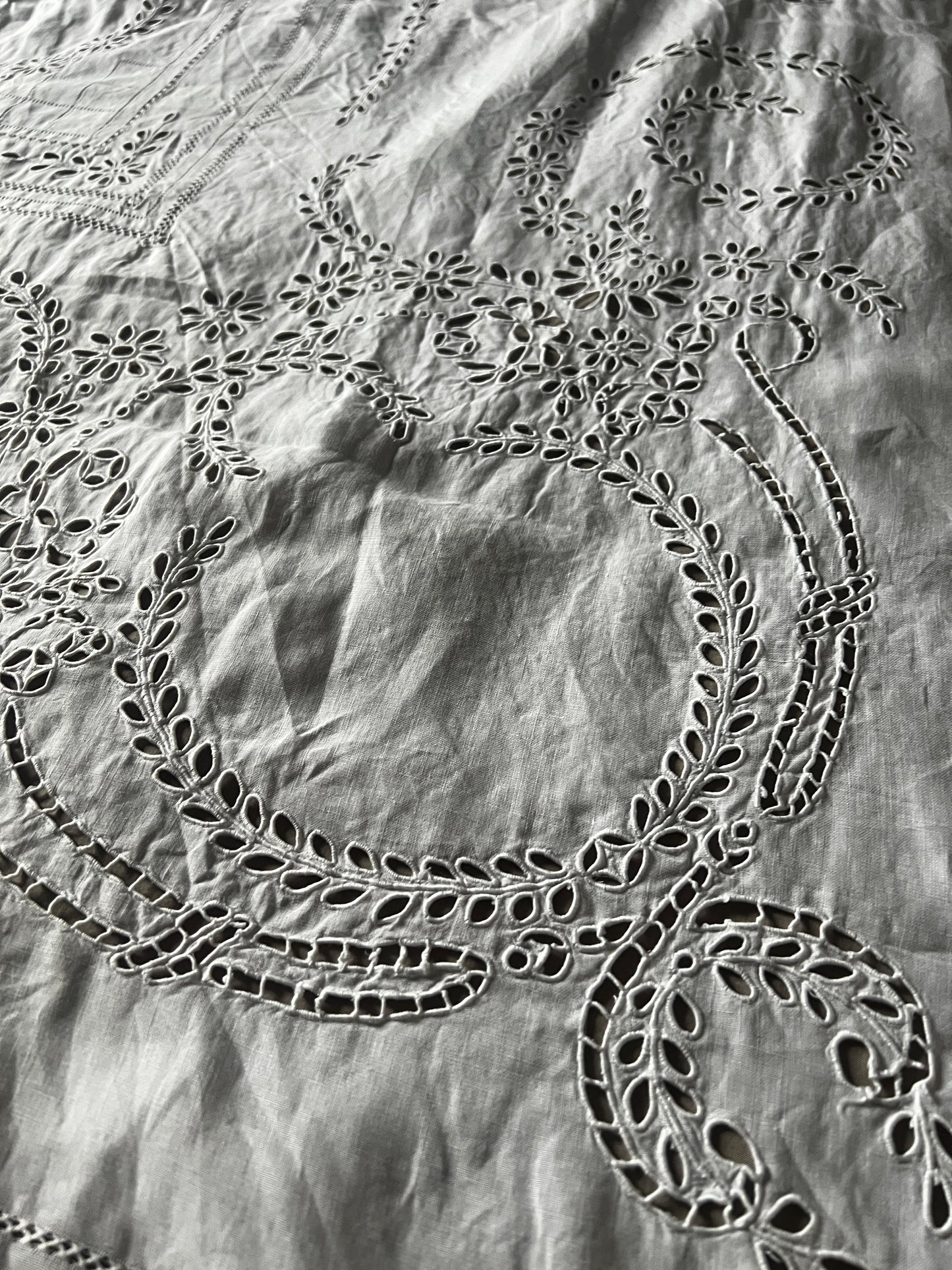 モノグラム刺繍カットワーククロス