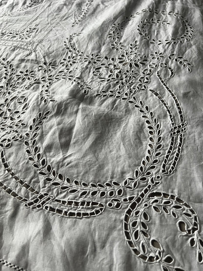 モノグラム刺繍カットワーククロス