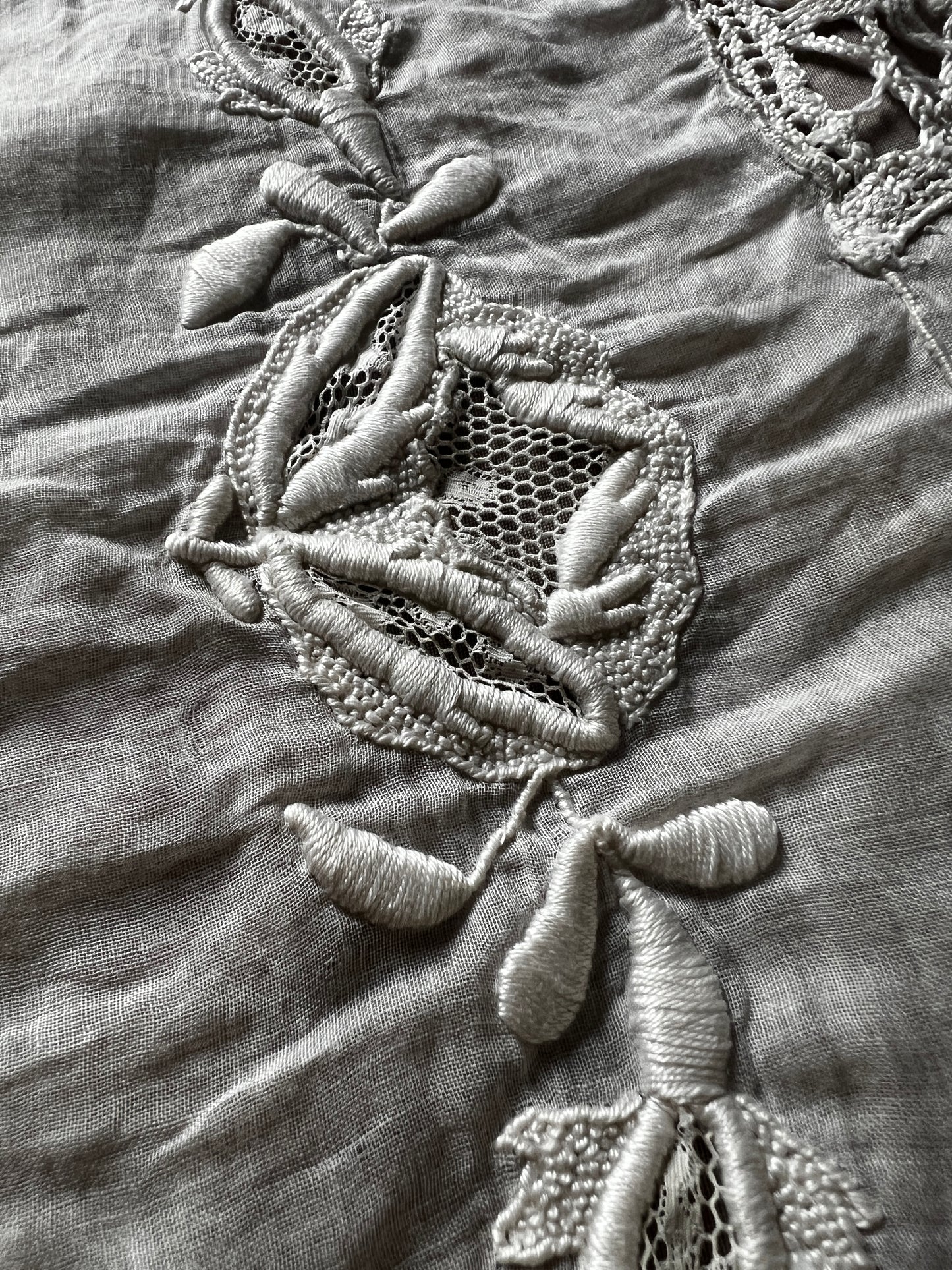 ★刺繍とレースの円形クロス(ダメージ)