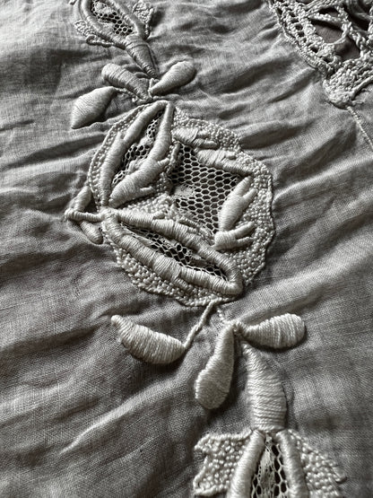 ★刺繍とレースの円形クロス(ダメージ)