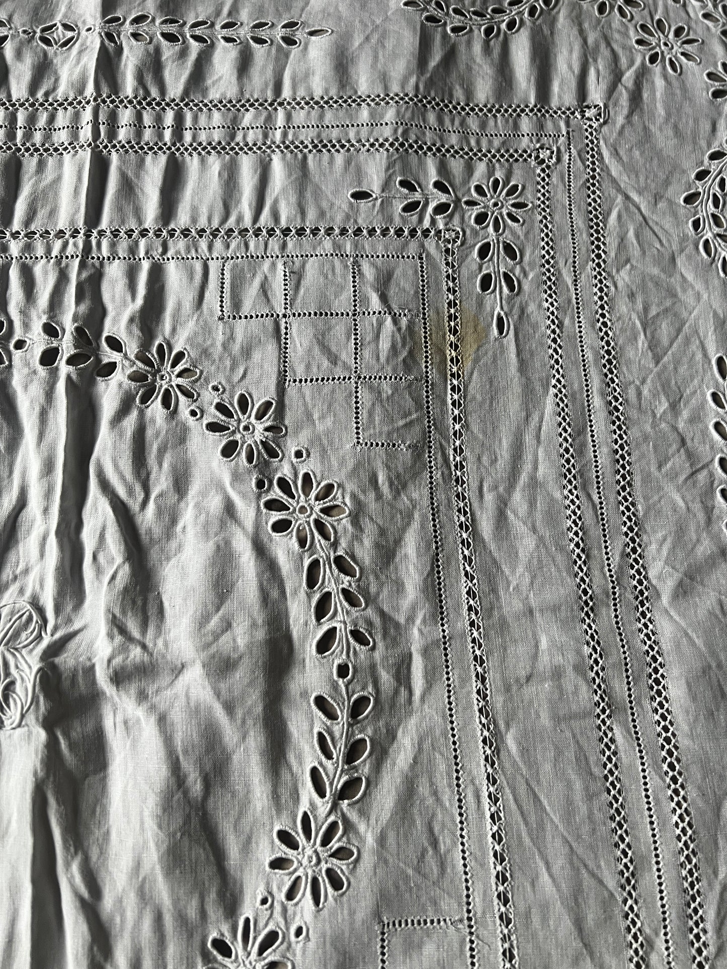 モノグラム刺繍カットワーククロス