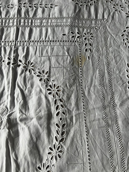 モノグラム刺繍カットワーククロス