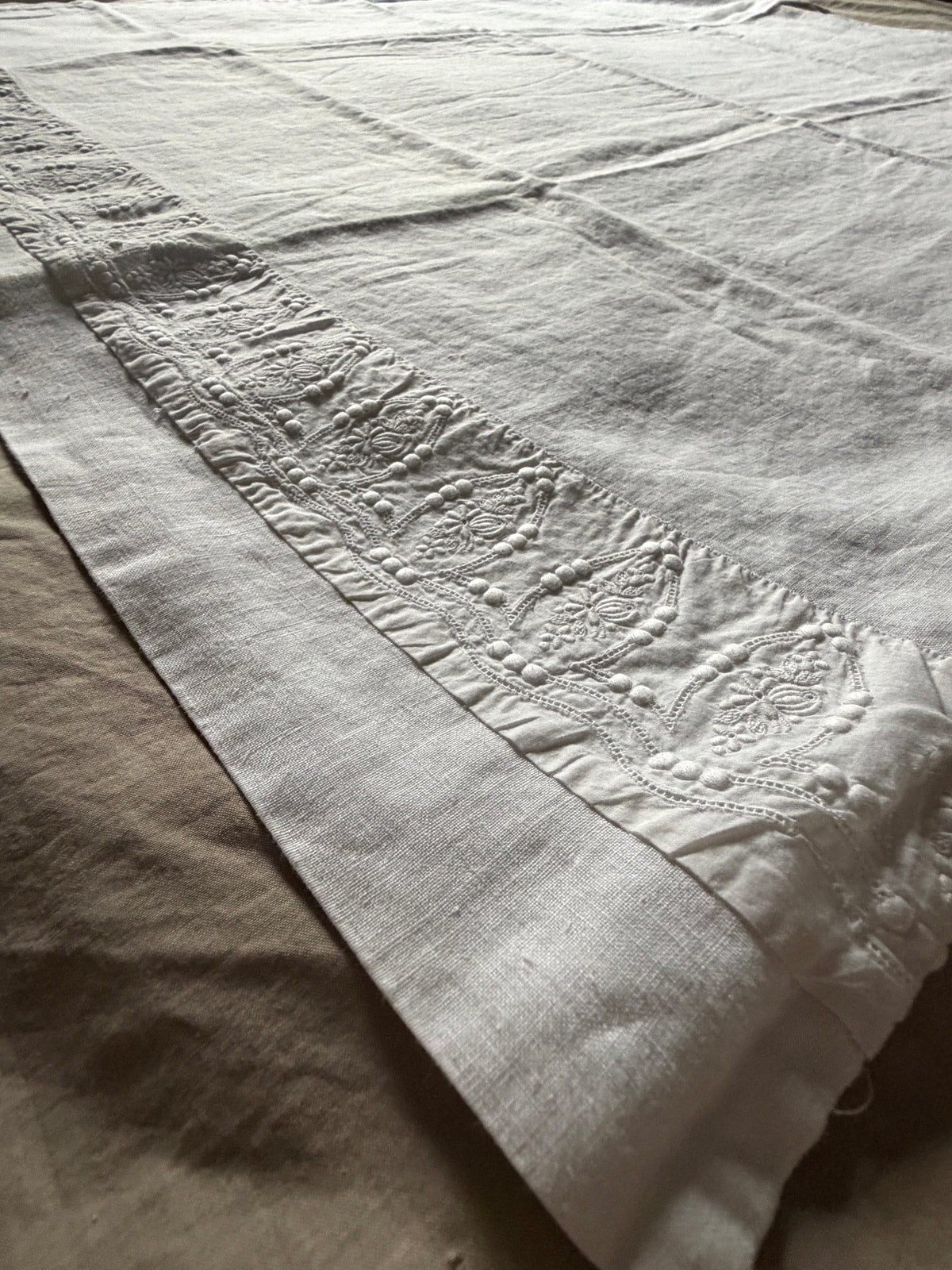 小花刺繍のベビー用ベッドリネン