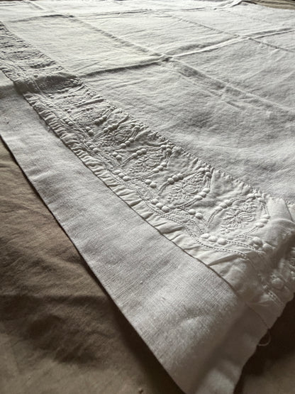 小花刺繍のベビー用ベッドリネン