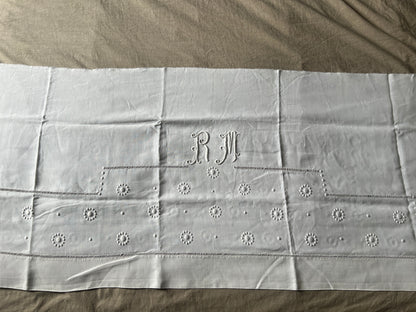 モノグラム刺繍リネン端布
