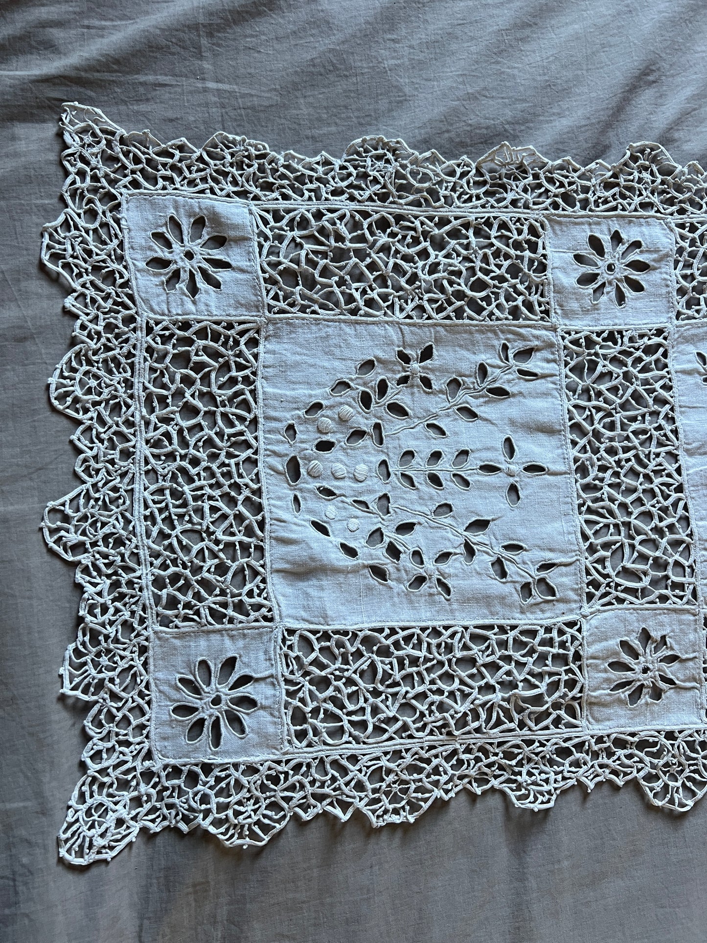 レースと刺繍のテーブルセンター