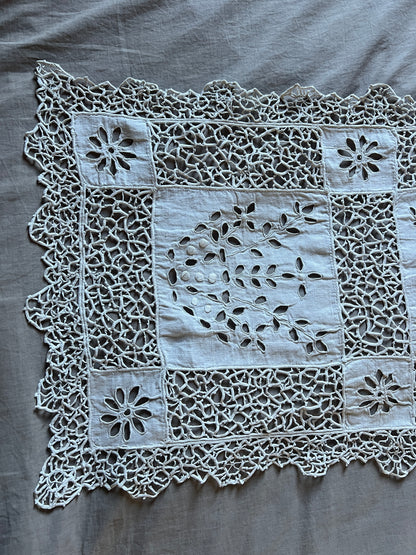 レースと刺繍のテーブルセンター