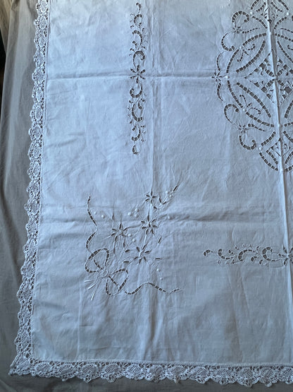 カットワークク刺繍大判クロス