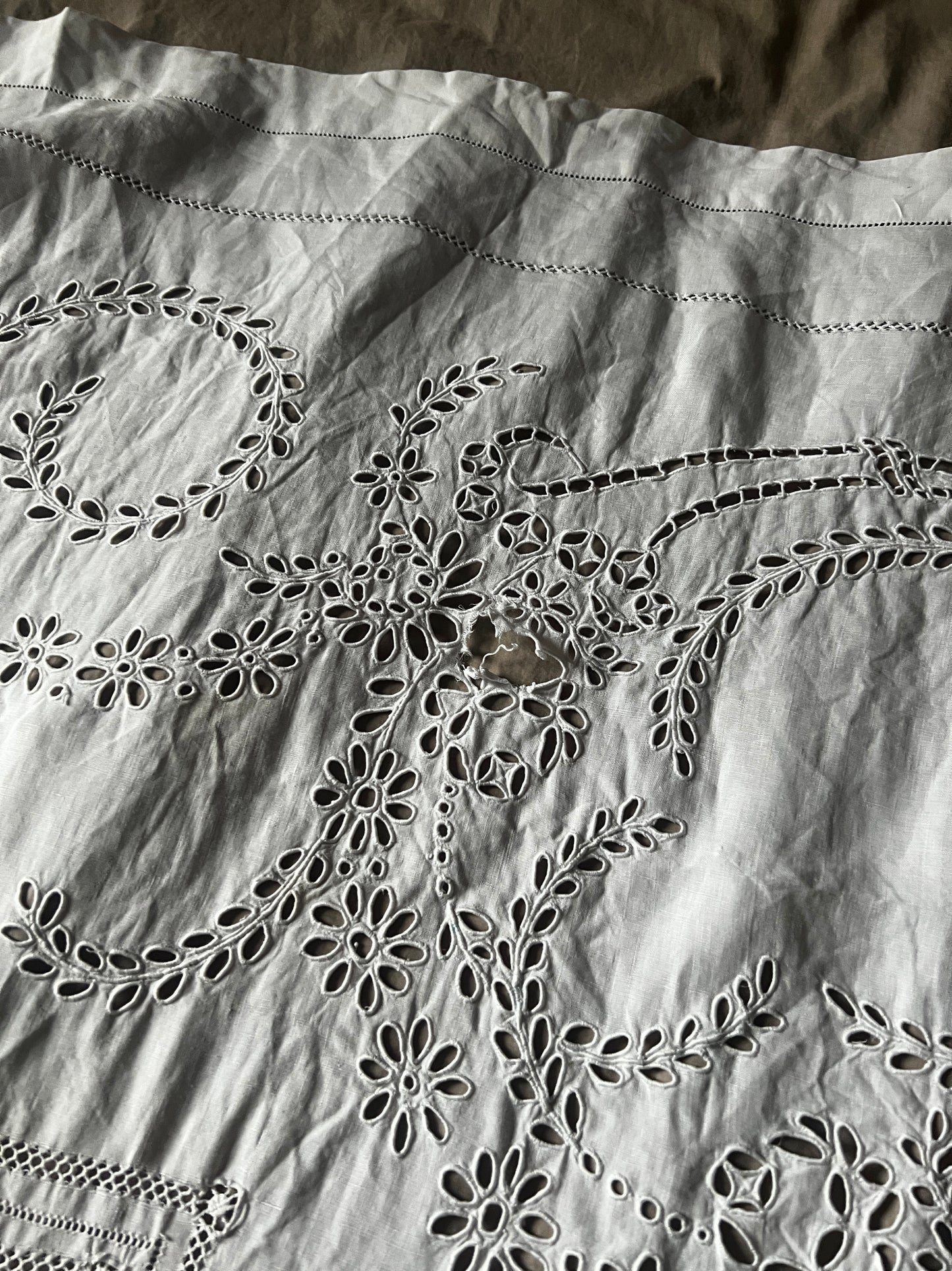 モノグラム刺繍カットワーククロス