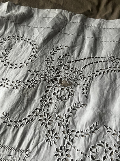 モノグラム刺繍カットワーククロス