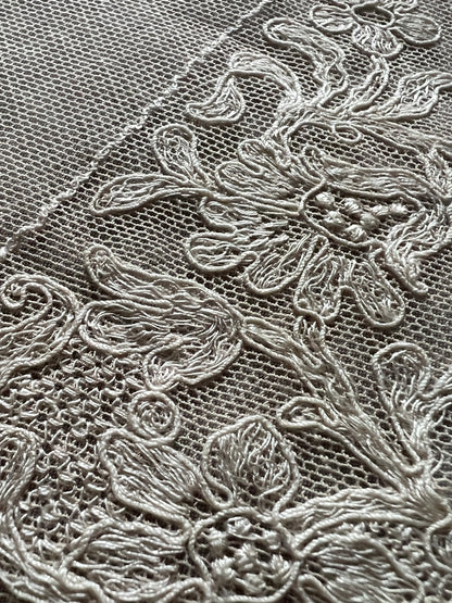 チュール刺繍レース