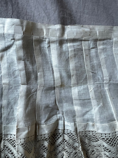 プリーツとレースの裾飾り