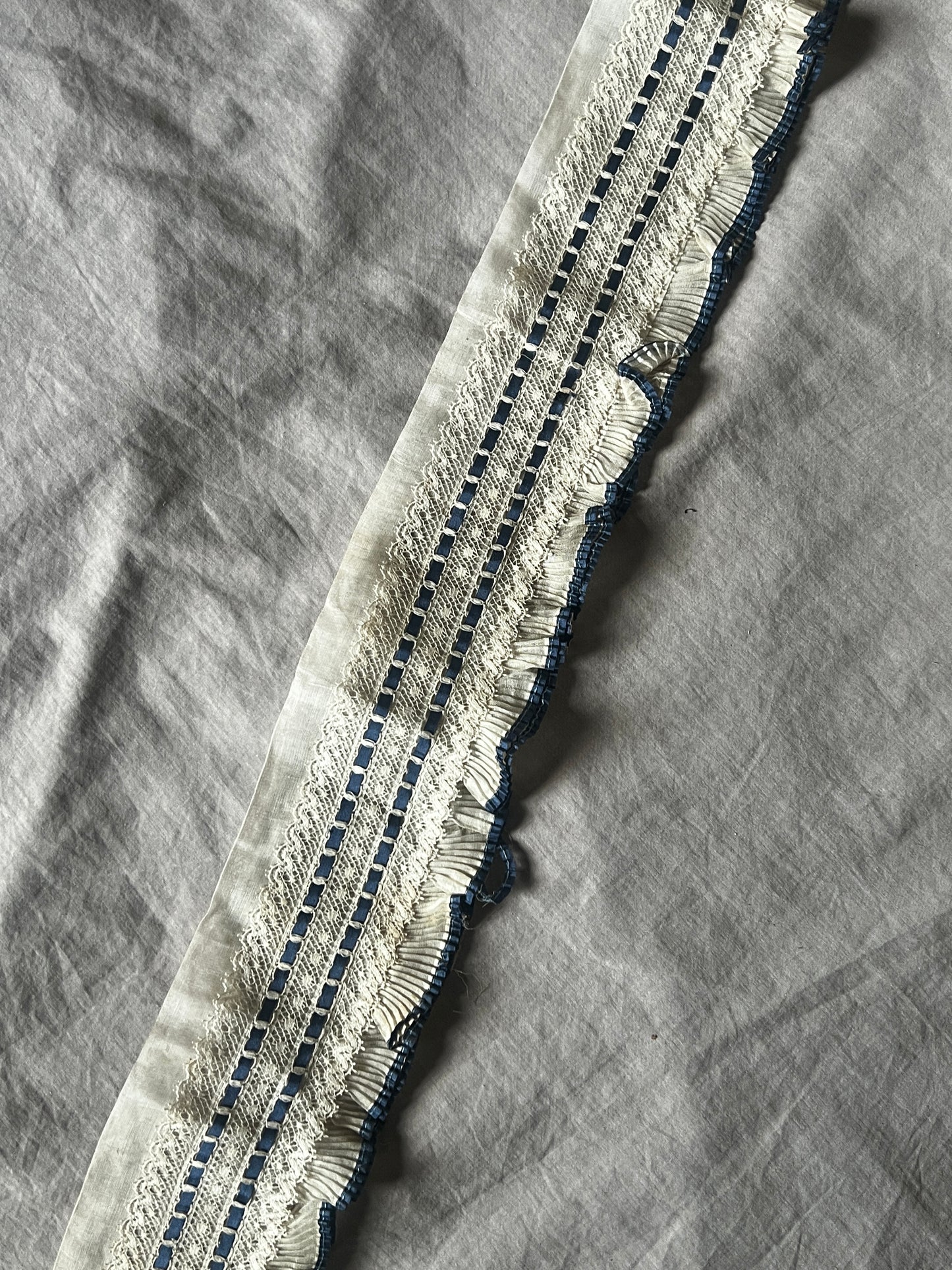 レースとフリルのプリーツ飾り