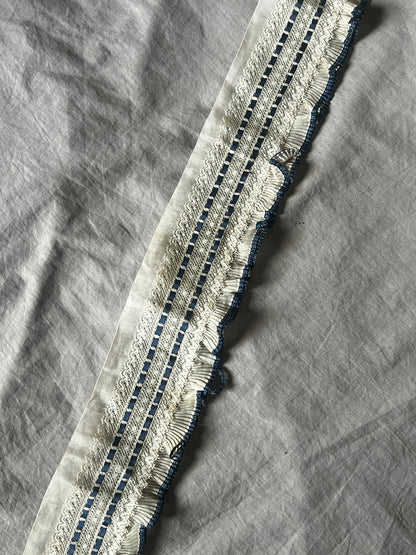 レースとフリルのプリーツ飾り