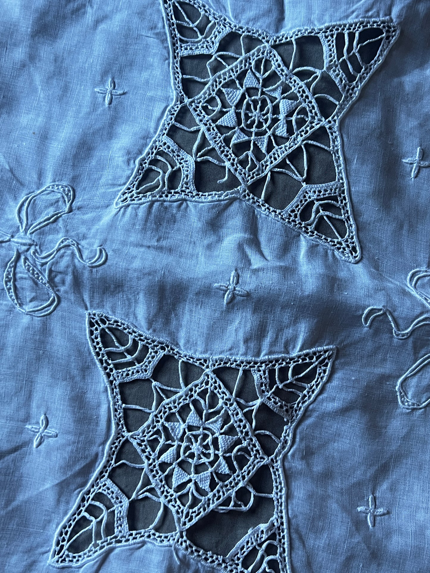 レースと刺繍のクロス