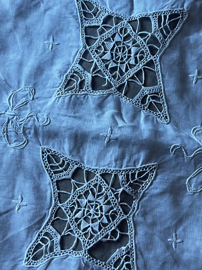 レースと刺繍のクロス