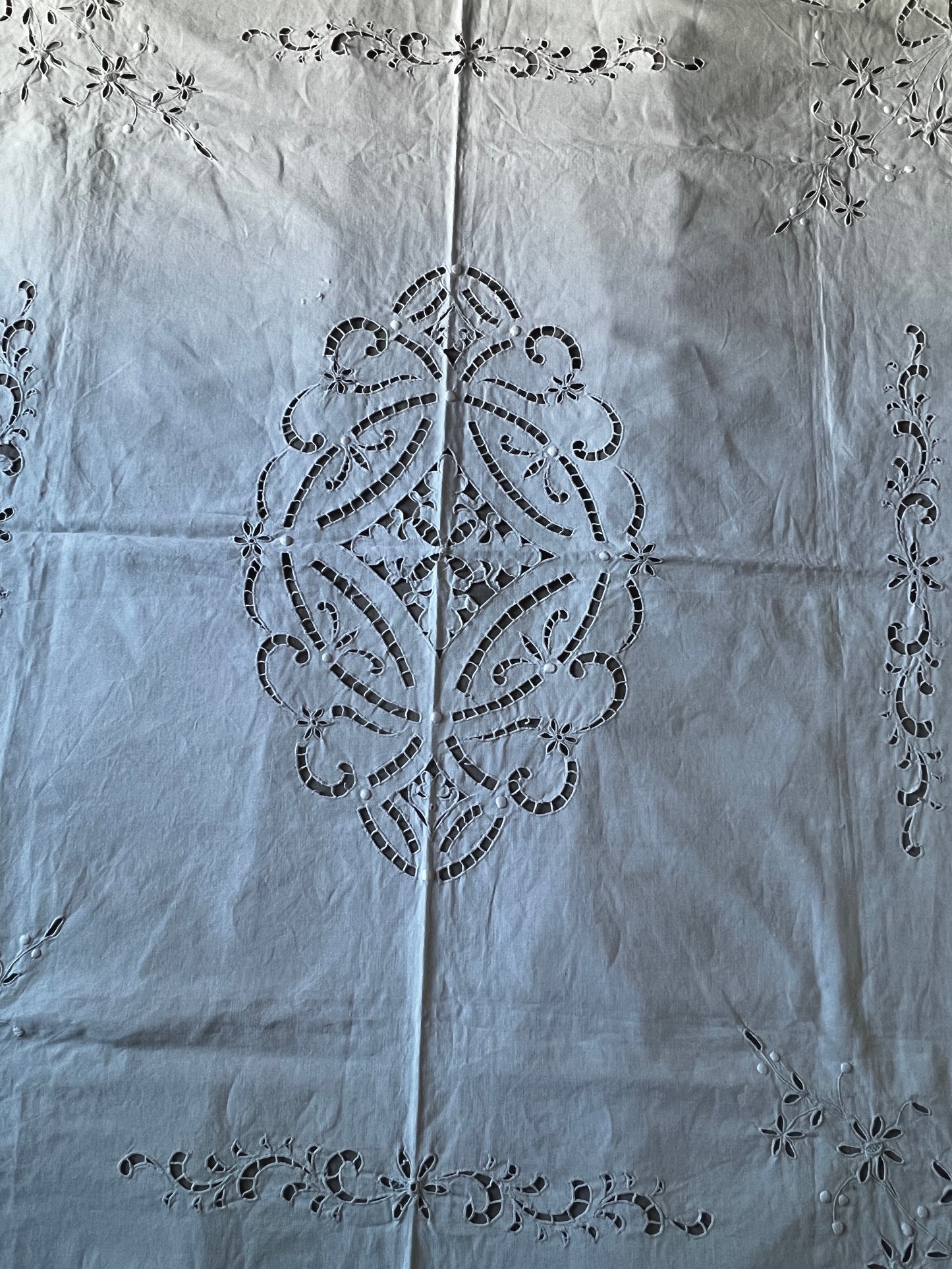 カットワークク刺繍大判クロス