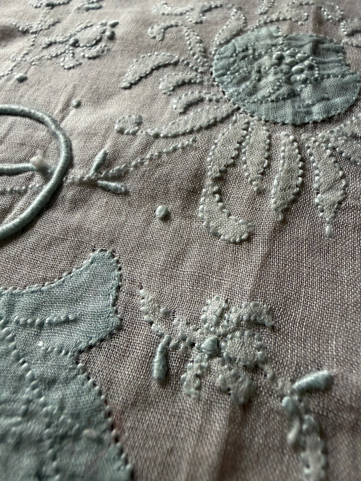 モノグラム刺繍のハンカチ
