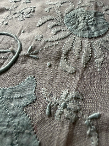 モノグラム刺繍のハンカチ