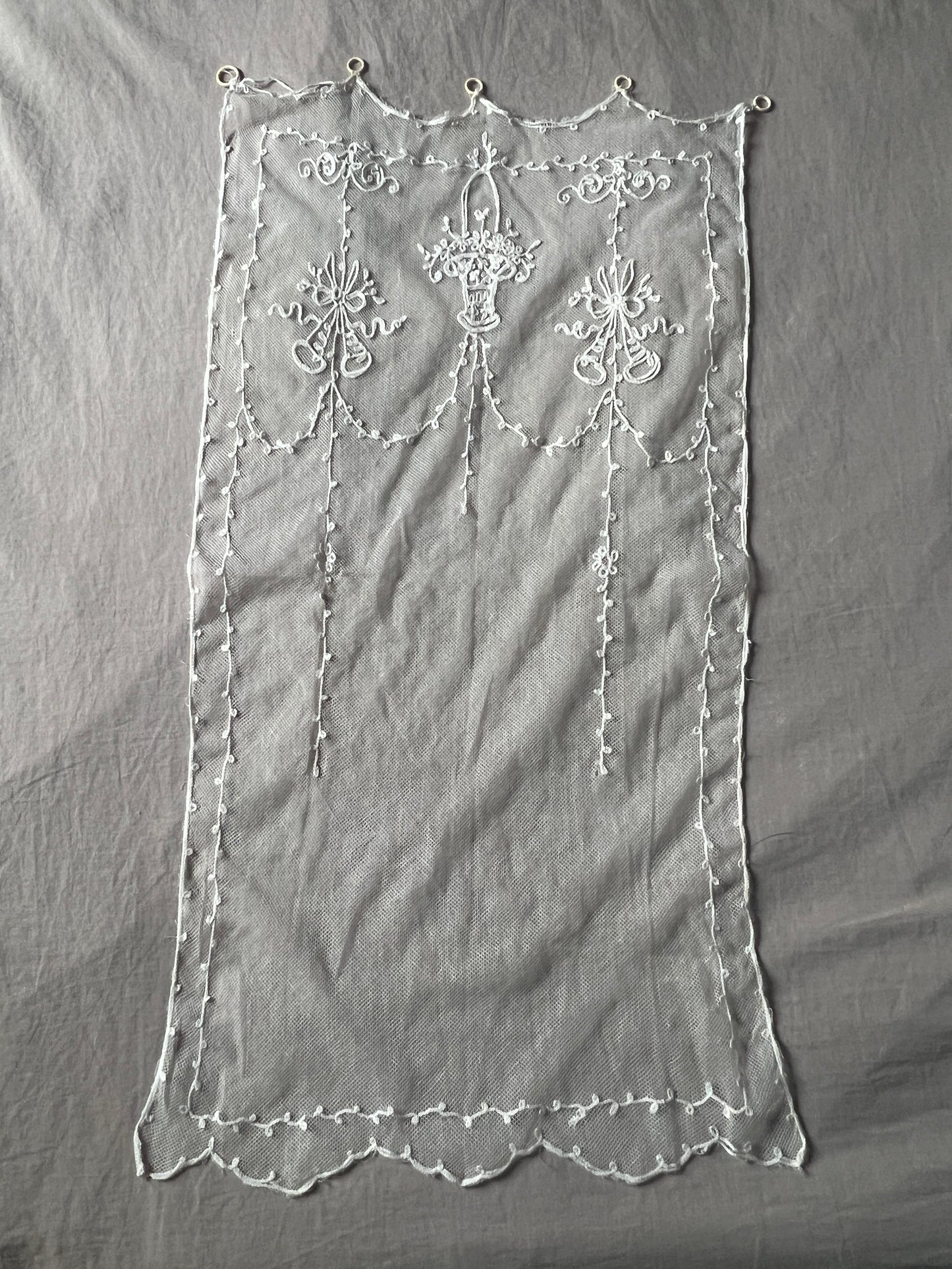 コルネリー刺繍のカーテン