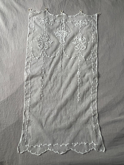 コルネリー刺繍のカーテン