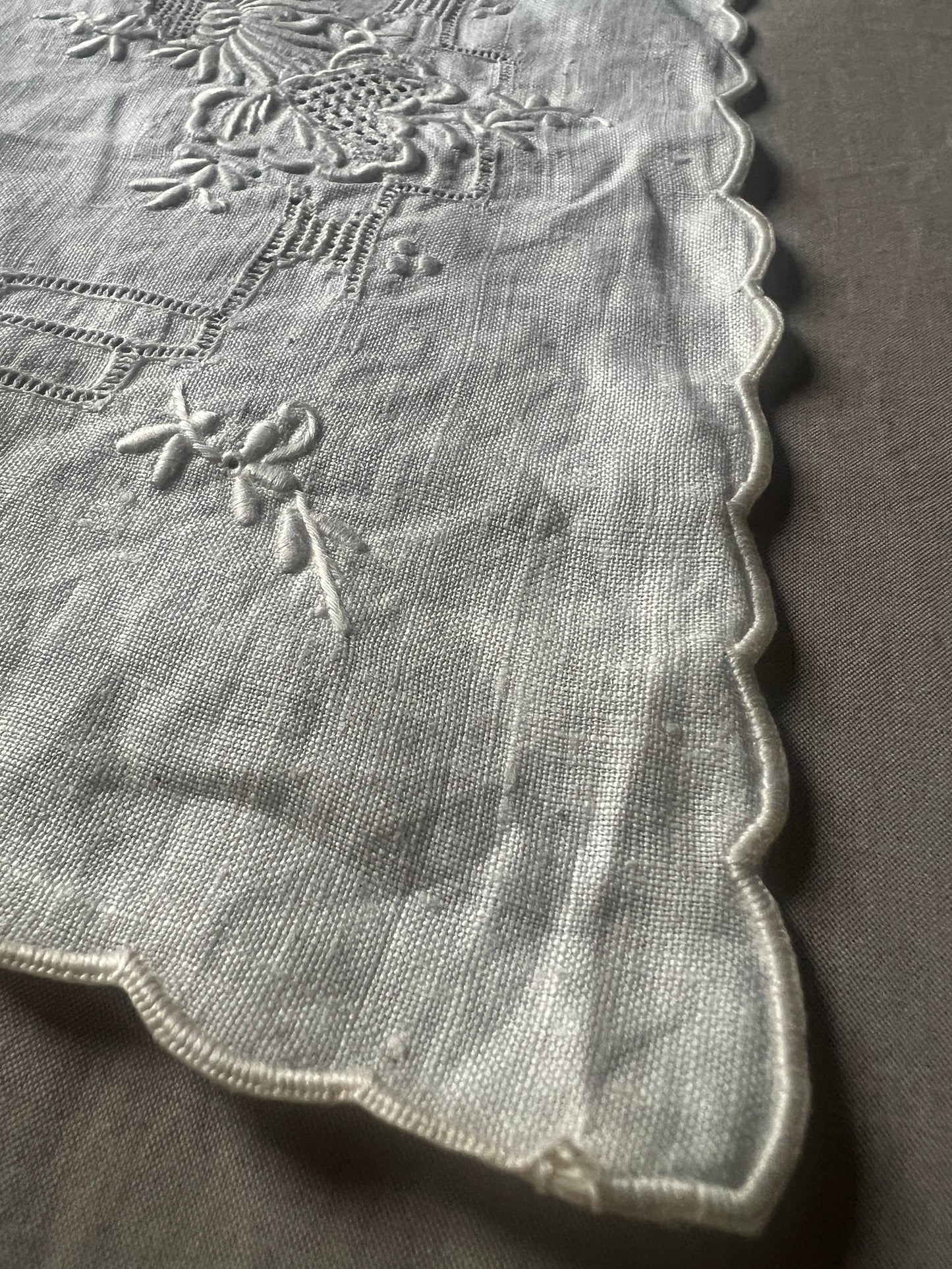 ★白刺繍リネンクロス