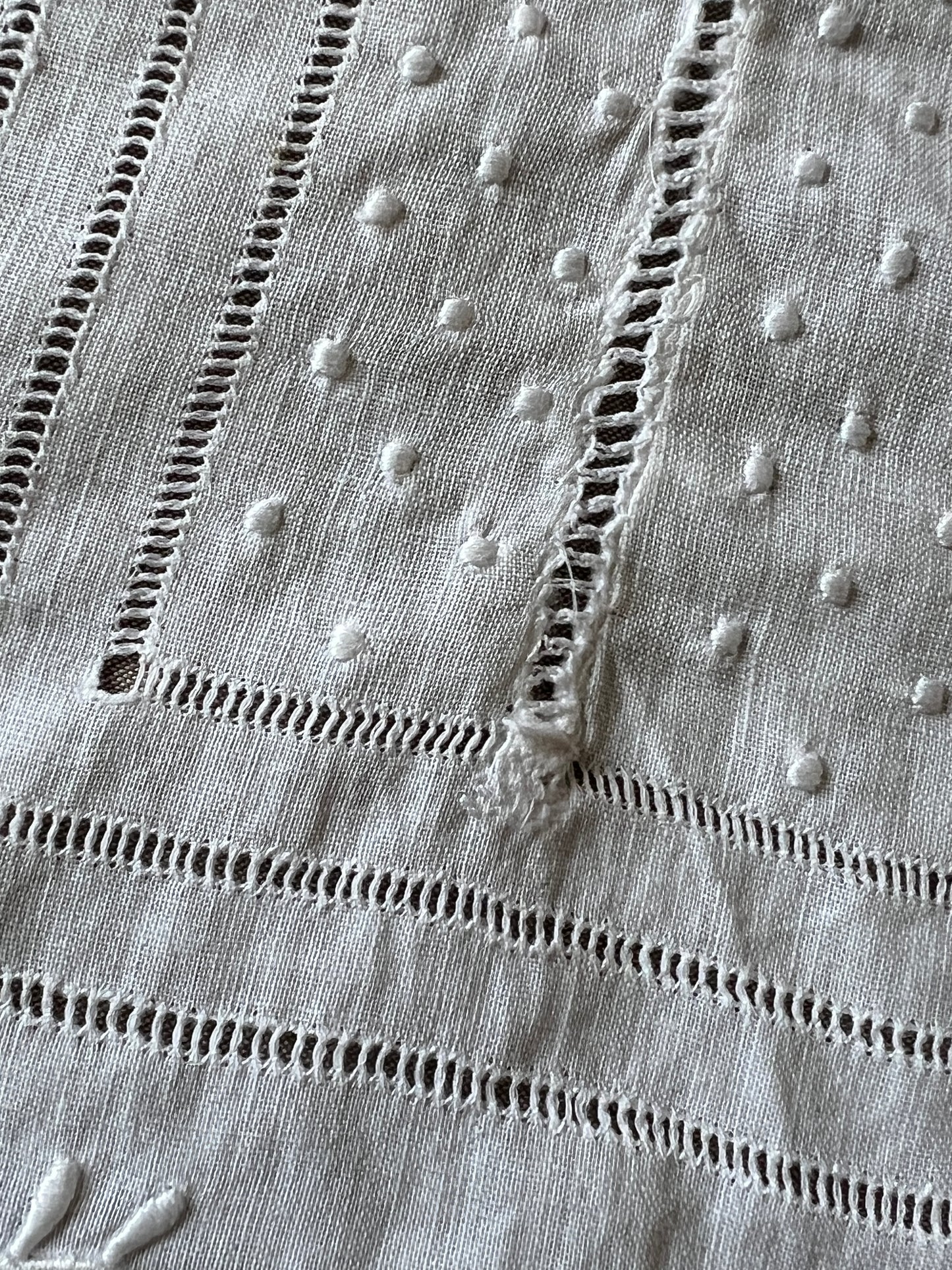 白刺繍飾り布