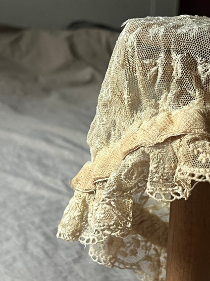 チュール刺繍レースのボネ