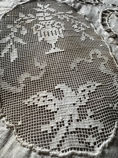 ★刺繍とレースの正方形クロス