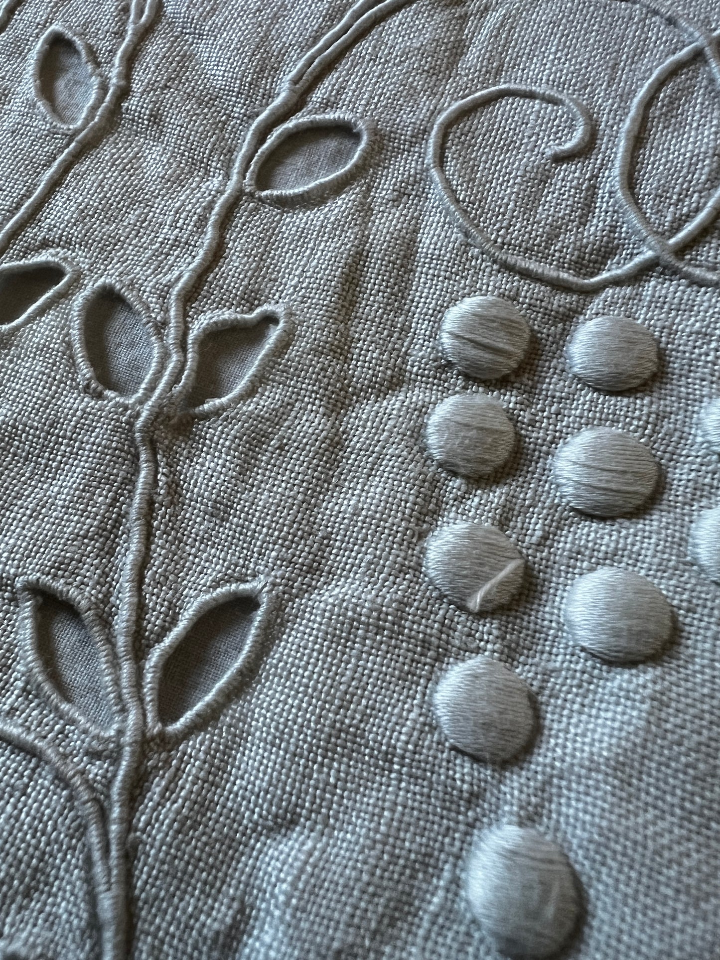 白刺繍のランジェリーサック