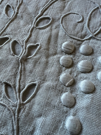 白刺繍のランジェリーサック